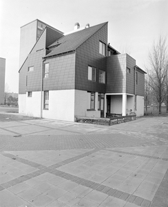 884639 Gezicht op nieuwbouwwoning (houtskeletbouw), op de hoek van de Cleopatradreef en de Fortunadreef te Utrecht.